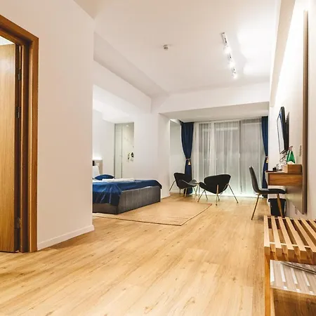 Poeme Retreat מאמאיה