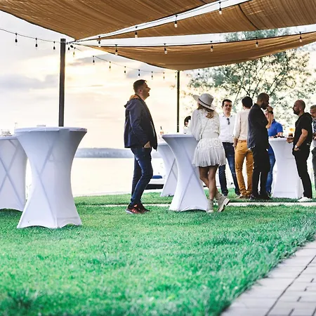 Poeme Retreat מאמאיה