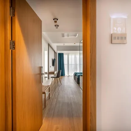 Poeme Retreat Отель Мамая
